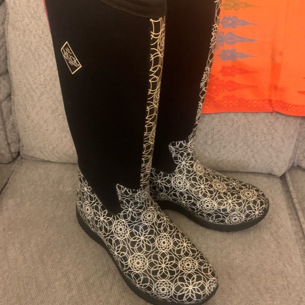 Muck boot The origional black white  , waterproof  round toe size 9